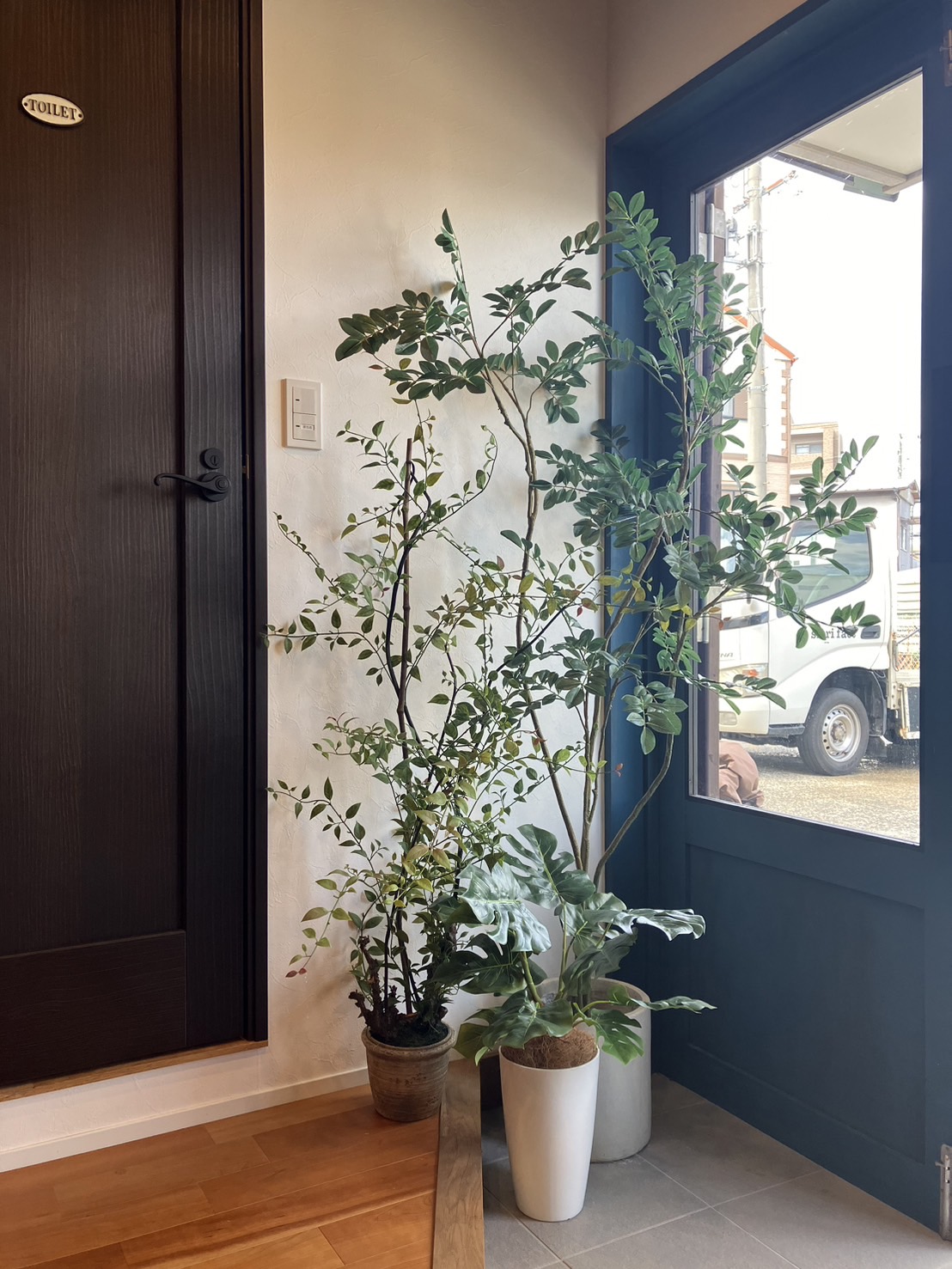 広い玄関に置かれた大型フェイクグリーン