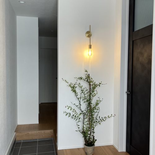 玄関にフェイクグリーンを置くという選択