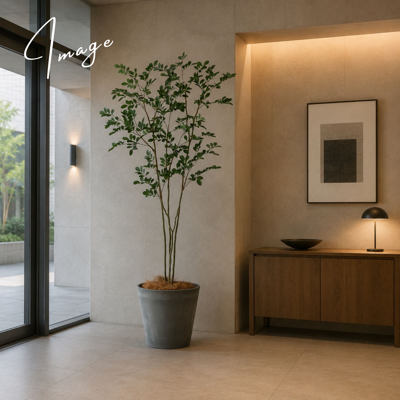 マンションのエントランスとフェイクグリーン